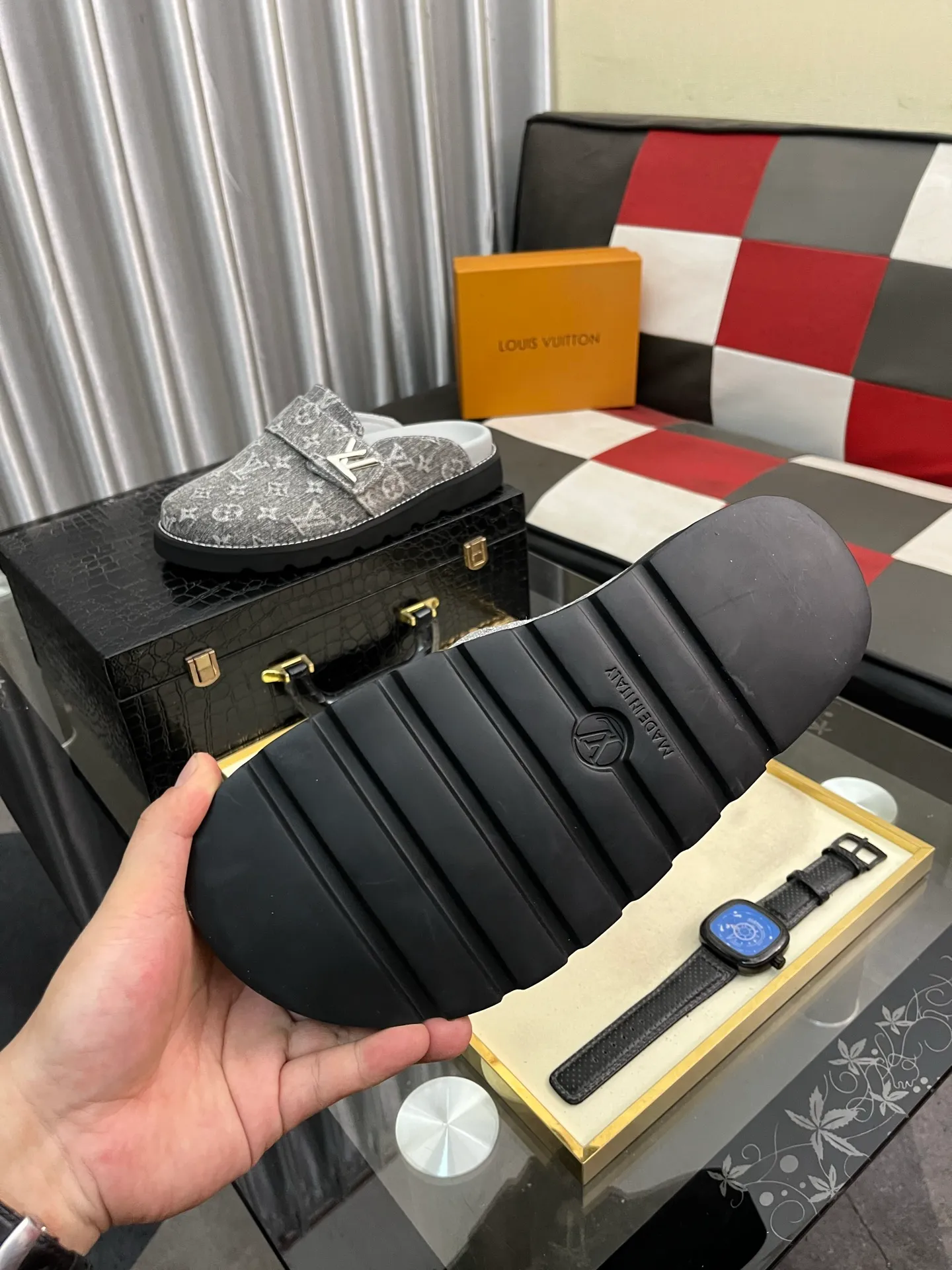 Men's men's shoes 💰420⌚️⌚️lv new Baotou half-slippers winterbreak comfert flat slippers lv letter and monogram floral embellished leather pattern, with sheepskin lining, suitable for indoor and outdoor wear. The water table is made of high-density foam material, which is light and comfortable. The sole has a certain thickness and the anti-aging effect is also good! Premium size: 38-444️⃣Colors available